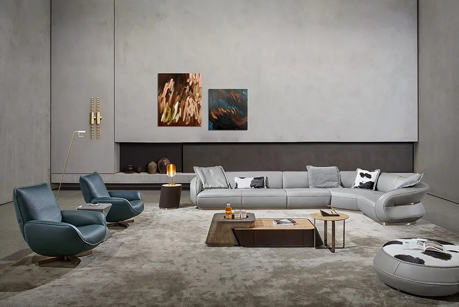 Salon showroom FORMA, canapé d'angle en cuir gris et fauteuils pivotants