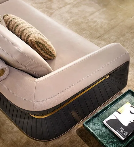 Détail d'assise en cuir mauve, base cannelée et liseré laiton