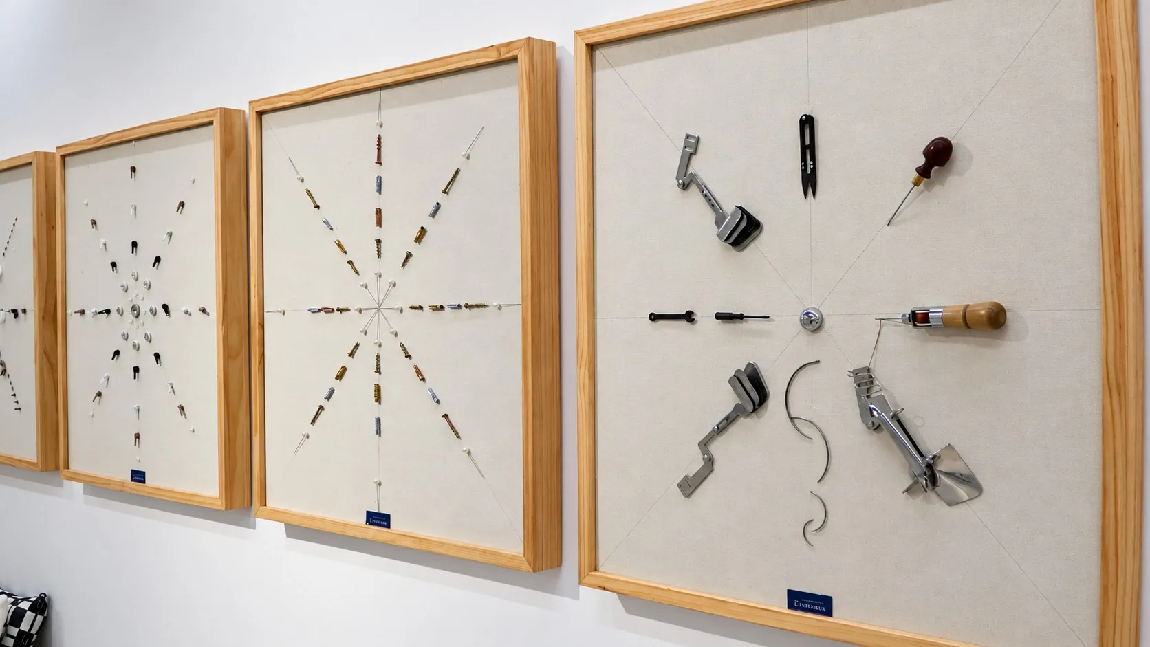 Présentoir d'atelier, quincaillerie et accessoires de sellerie