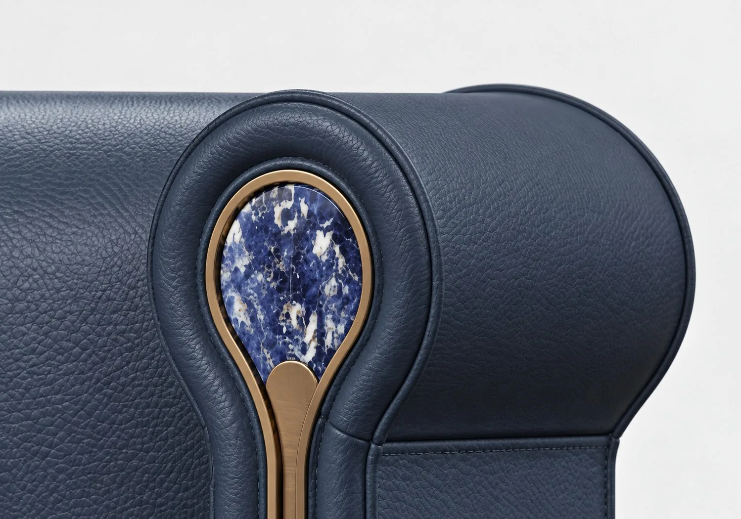 Détail de canapé en cuir marine, médaillon en agate bleue et laiton