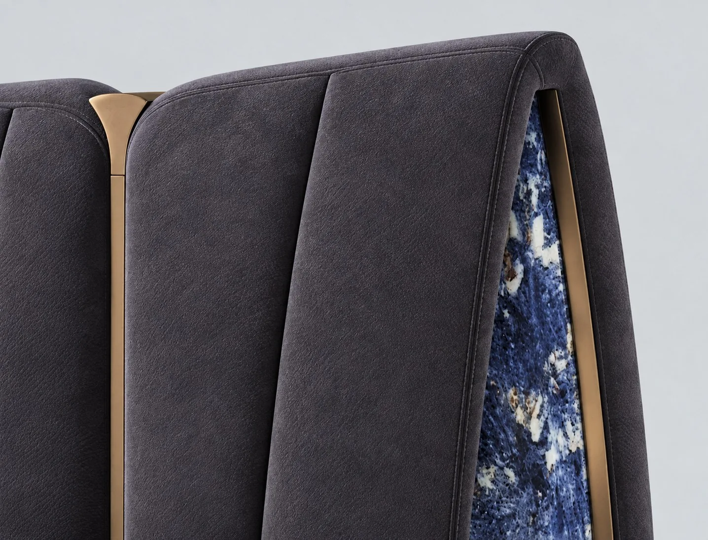 Détail de tête de lit en suédine anthracite, insert en agate bleue et laiton