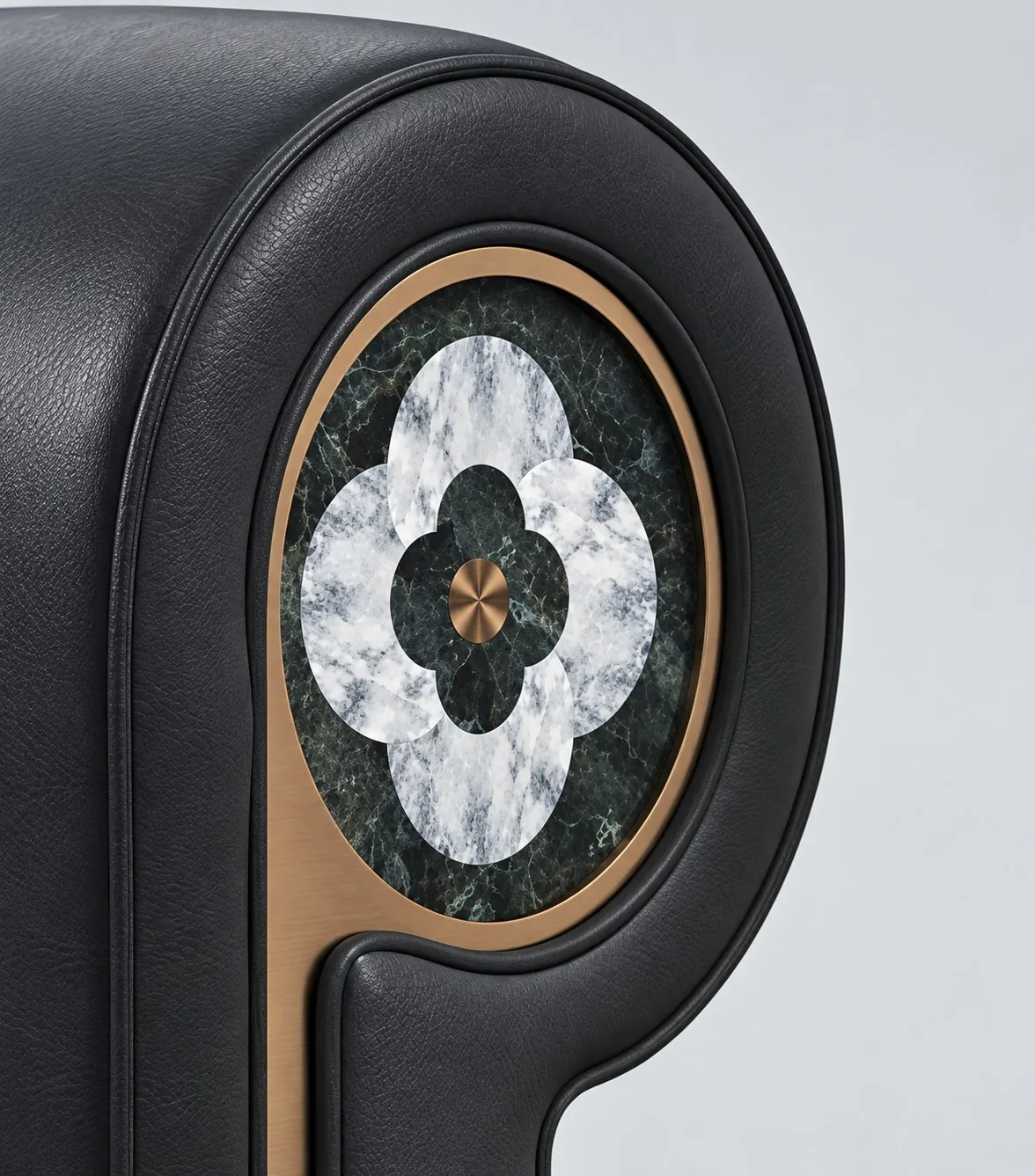 Détail de dossier en cuir noir, marqueterie de marbre en fleur et laiton