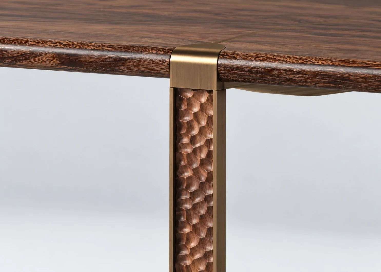 Détail de piètement en bois sculpté, embout en laiton brossé