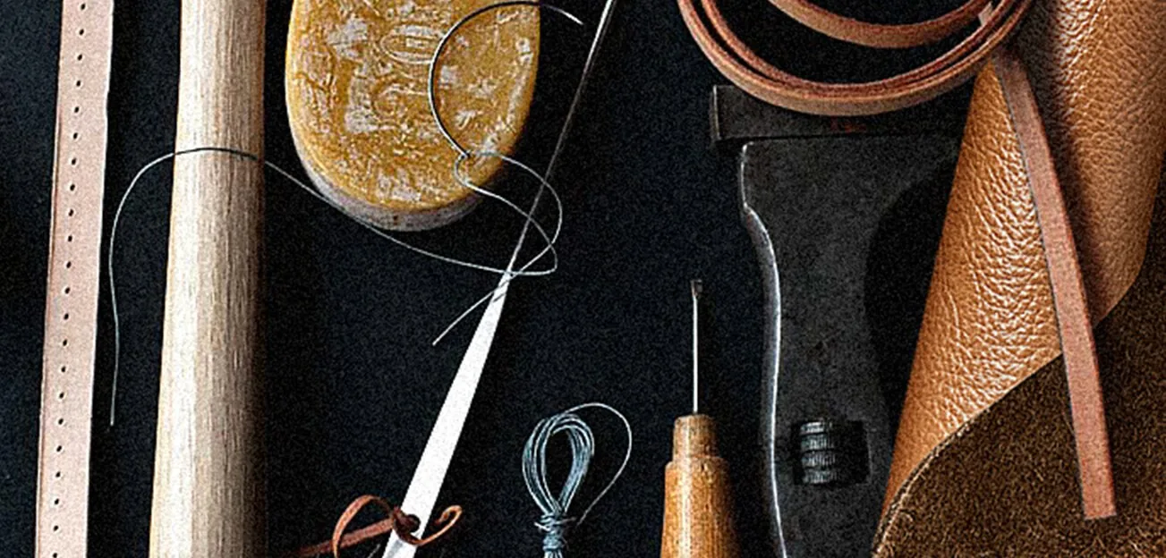 Outils de sellier et échantillons de cuir en atelier