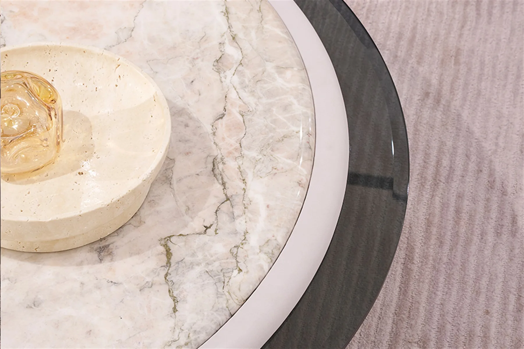 Table basse en marbre veiné, plateau sur cadre en verre et laiton