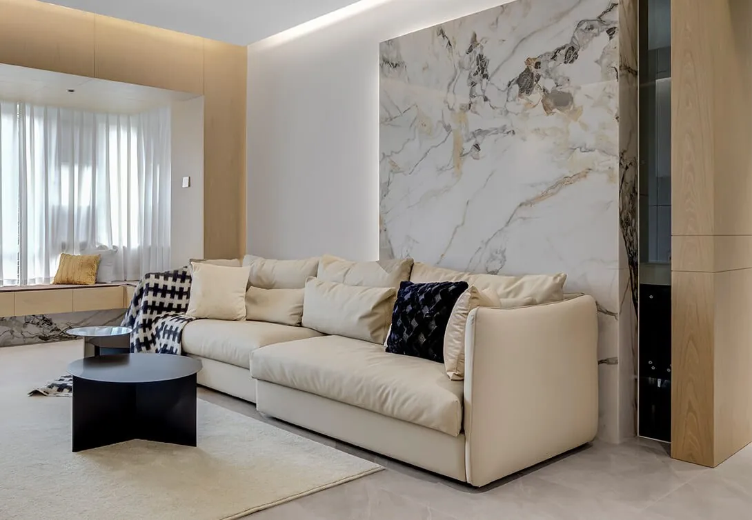 Salon résidentiel avec mobilier FORMA, mur en marbre