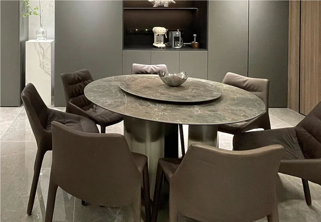 Salle à manger résidentielle, table ronde en marbre et chaises en cuir taupe